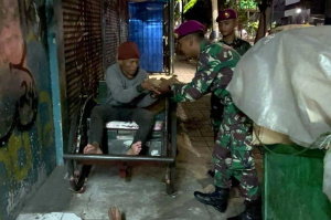 Tak Hanya di Medan Tempur, Marinir Juga Berjuang di Jalanan Demi Kemanusiaan