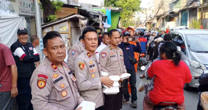 Hangatnya Kepedulian: Polsek Metro Penjaringan Bagikan Paket Buka Puasa untuk Warga Pejagalan