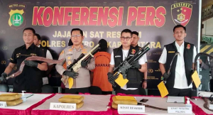 Polisi Gerebek Markas Geng Tawuran di Tanjung Priok, 68 Sajam dan Narkoba Disita!