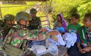 Satgas Yonif 715/Mtl Berbagi Kasih, Bantu Warga Puncak Jaya Sambut Ibadah Minggu