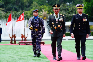 Pererat Hubungan Maritim, Panglima TNI Anugerahkan Bintang Jalasena Utama kepada Kasal Singapura