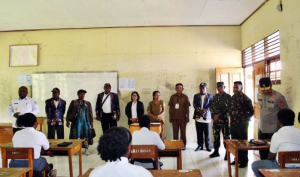 Tangis di Tengah Ujian: Danrem dan Kapolda Papua Tengah Tinjau Pelaksanaan Ujian Nasional di Puncak Jaya