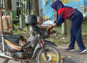 Jum’at Berkah di Pangkalan Bakamla Batam: Saat Anggota Penjaga Laut Menyapa Penjaga Jalan