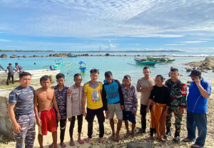 Perahu Karam di Laut Bergelombang, Enam Nelayan Diselamatkan TNI AL Simeulue