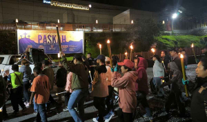 Cahaya Obor Fajar Paskah Terangi Tembagapura, Babinsa Kawal Perayaan Penuh Damai