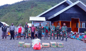 Kodim 1714/Puncak Jaya Bagi Bingkisan Paskah untuk Jemaat GIDI