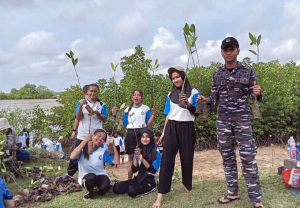 Ribuan Mangrove Tumbuh di Lagoi: Kolaborasi Lanal Bintan & Pelajar SMA Hijaukan Pesisir