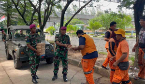 Saat Hiu Perkasa Turun ke Jalan “Prajurit Marinir Bagikan Makan Siang untuk Pahlawan Kota”