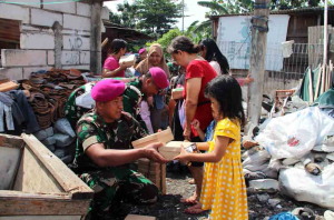 Hiu Perkasa Hadir untuk Rakyat: Prajurit Yonmarhanlan III Bagikan Makanan di Kemayoran