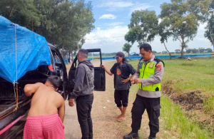 Sigap dan Humanis, Polisi Bantu Wisatawan yang Kendaraannya Mogok di Pantai Glayem