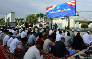 Hangatnya Kebersamaan di Idulfitri: Danlanal Dumai Salat Bersama Prajurit dan Warga