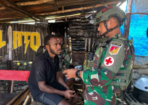 Satgas Yonif 715/Mtl Bawa Sejuknya Pelayanan Kesehatan ke Pelosok Puncak Jaya