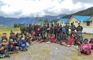 Satgas Yonif 715/Mtl Eratkan Hubungan dengan Warga Puncak Jaya Lewat Makan Bersama