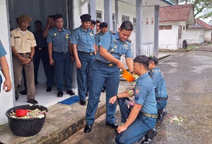 Langkah Penuh Makna: Danlanal Simeulue Kukuhkan Kenaikan Pangkat Prajurit