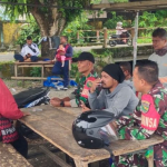 Nongkrong Bareng Ojek, Babinsa Timika Ingatkan Soal Safety Riding!