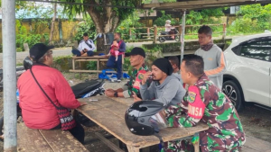 Nongkrong Bareng Ojek, Babinsa Timika Ingatkan Soal Safety Riding!