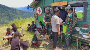 Hangat di Tengah Dingin: Satgas 715/Mtl dan Warga Talilime Makan Bareng, Eratkan Hati