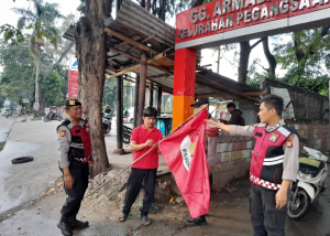 Polsek Kelapa Gading Copot Atribut Ormas yang Langgar Aturan