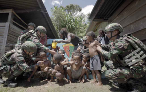 TNI Dirikan Bak Penampungan Air Bersih di Kampung Tinolok