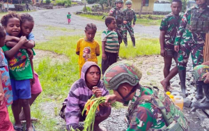 Satgas Yonif 715 Motuliato Borong Hasil Bumi Mama-Mama Papua di Puncak Jaya