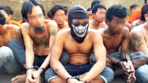 Polisi Gerebek Markas Gengster di Menteng, Temukan Senjata Tajam
