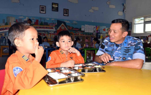 Danlanud Husein Sastranegara Tinjau Langsung Pendistribusian Makanan Bergizi di Cicendo