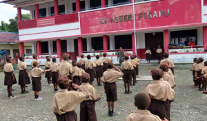 Siswa SD Pigapu Antusias Ikuti Pelatihan Baris-Berbaris Bersama Satgas TMMD ke-124 Kodim 1710/Mimika