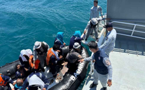 Bakamla RI Evakuasi 14 Korban Kapal Tenggelam di Perairan Utara Berakit