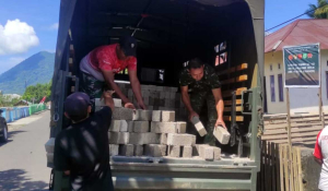 TNI dan Warga Sahu Angkut Material Pembangunan TMMD Ke-124