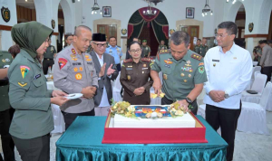 Soliditas TNI-Polri Tercermin di HUT ke-79 Kodam III/Siliwangi, Kapolda Jabar Serahkan Tumpeng dan Tali Asih