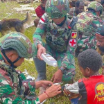 Satgas Yonif 715/Motuliato Layani Kesehatan Warga Pedalaman Papua