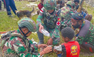 Satgas Yonif 715/Motuliato Layani Kesehatan Warga Pedalaman Papua