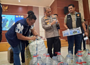 Polres Metro Bekasi Bongkar Praktik Produksi dan Penjualan Air Galon Bermerek Palsu