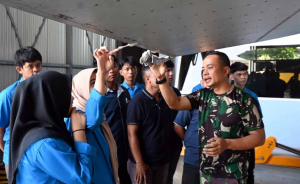 Mahasiswa Politeknik Bosowa ‘Ngintip’ Dapur Pemeliharaan Pesawat TNI AU di Lanud Sultan Hasanuddin