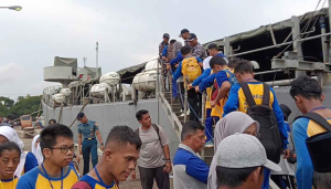 Lanal Bintan Dampingi Siswa SLB Negeri 2 Tanjungpinang Kunjungi KRI Amboina-503