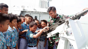 Kenalkan Dunia Kemaritiman Sejak Dini, Lantamal I Ajak Siswa SD Hang Tuah Kunjungi KRI Torani-860
