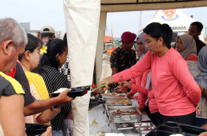 TNI AL Makan Bersama Warga Cilincing Tumbuhkan Kepedulian Lewat Aksi Nyata
