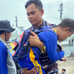 KRI Teluk Amboina-503 Sambut Ratusan Siswa SD di Kepulauan Riau
