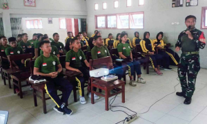 Babinsa Timika Ajak Siswa SMA Gabung TNI AD Lewat Jalur Gratis dan Transparan