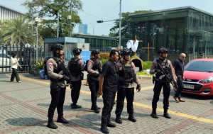 Brimob Kawal Ketat Ibadah Kenaikan Isa Almasih di Katedral dan Immanuel