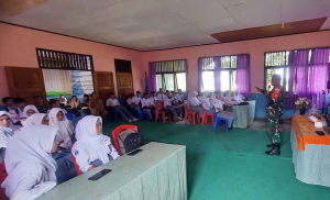 Satgas TMMD Sosialisasikan Bahaya Terorisme dan Radikalisme ke Pelajar SMA di Halmahera Barat