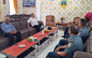Perkuat Sinergi Maritim, Danlanal Simeulue Sambut Hangat Kunjungan Komisi I DPR Aceh