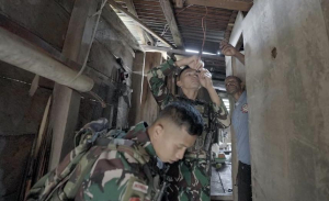 Satgas Yonif 715/Motuliato Perbaiki Listrik Warga Perbatasan Setelah Lama Tanpa Penerangan