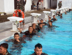 Danlanal Bintan Ikut Terjun dalam Latihan Renang Tempur