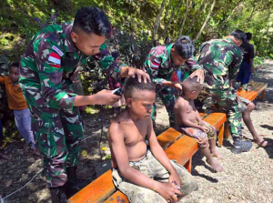 Satgas Yonif 715/Motuliato Gelar Cukur Rambut dan Gunting Kuku Gratis di Puncak Jaya