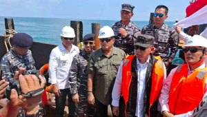 Danlanal Bintan Dampingi Kemenkopolhukam Tinjau Progres Menara Suar Karang Singa