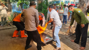 Warga Geger! Mayat Pria Tanpa Identitas Mengambang di Kali Gading Kirana