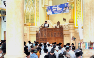 Danlanal dan Forkopimda Sholat Berjamaah Bersama Warga di Masjid TGK Khalilullah