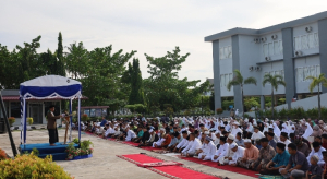 Danlanal dan Warga Sujud Bersama Menunaikan Sholat Idul Adha 1446 Hijriah