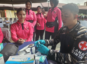 Jalasenastri Lanal Bintan dan Organisasi Wanita TNI-Polri Gelar Bakti Kesehatan di Tanjung Uban